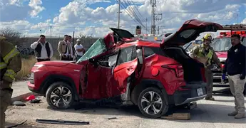 Video | Trasladan a mujer herida en aparatoso choque sobre Perif&eacute;rico