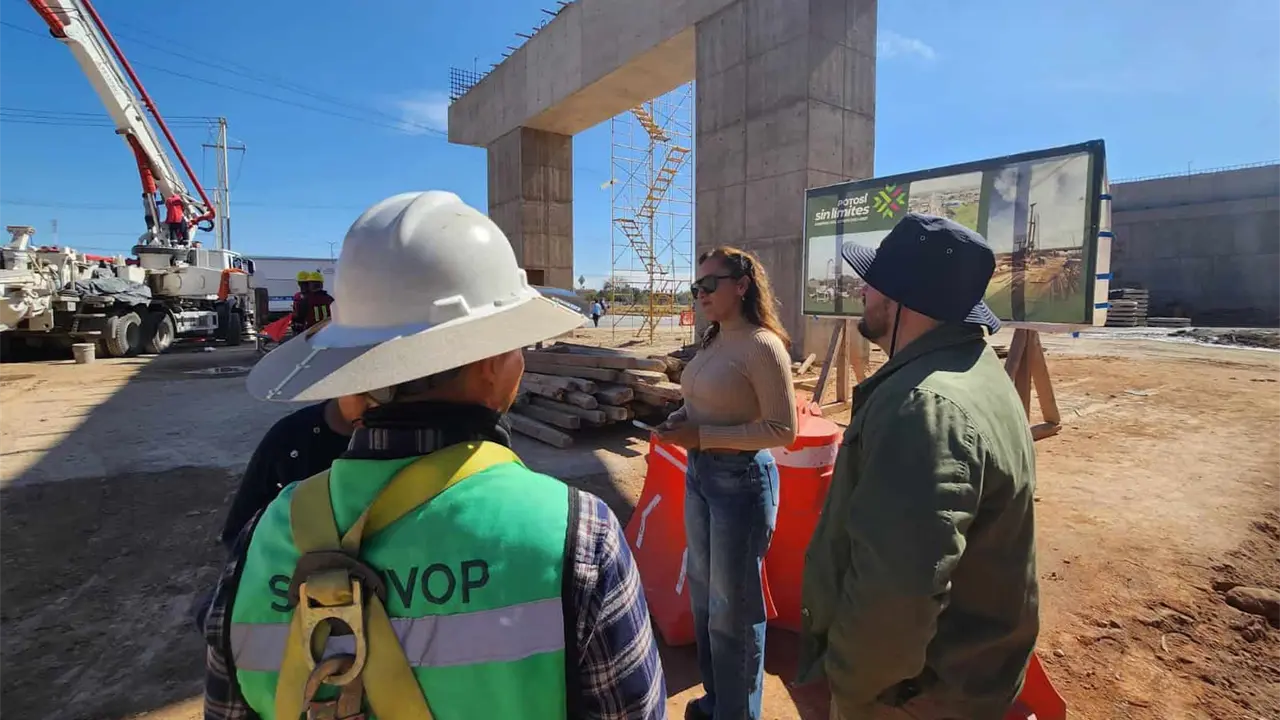 Avanza montaje de trabes en el puente de Circuito Potosí