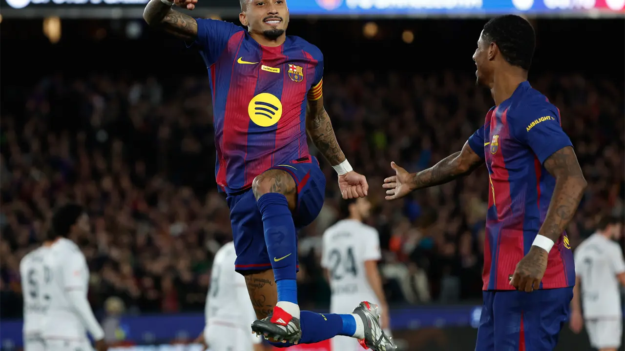 Barcelona vence a Osasuna con doblete de Raphinha