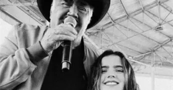 Camila Fern&aacute;ndez rinde homenaje a Vicente Fern&aacute;ndez a cuatro a&ntilde;os de su muerte