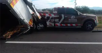 Chocan auto y camioneta