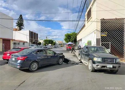 Choque en cruce de Pedro Moreno deja solo daños materiales Choque en cruce de Pedro Moreno deja solo daños materiales