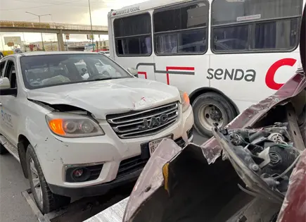 Choque por alcance en puente de avenida de los Pinos Choque por alcance en puente de avenida de los Pinos