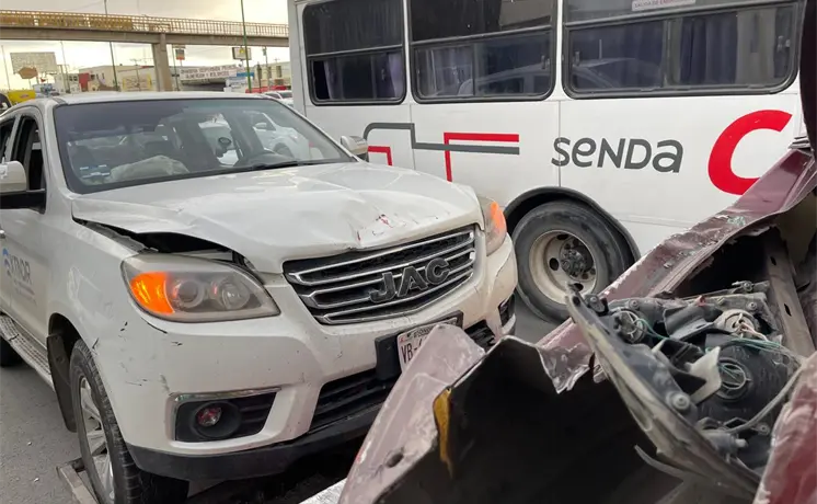 Choque por alcance en puente de avenida de los Pinos Choque por alcance en puente de avenida de los Pinos