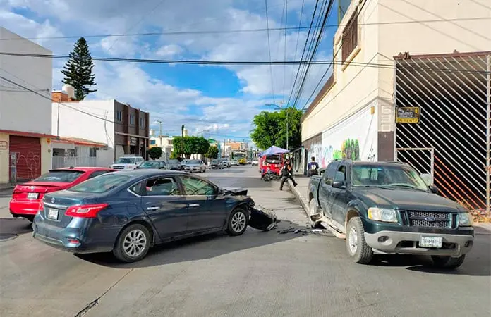 Conductor no cede el paso y causa accidente