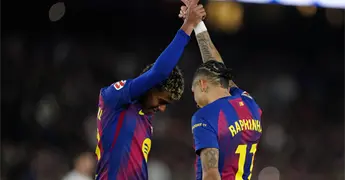 Doblete de Raphinha hace más líder al Barça