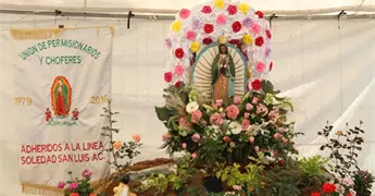 Due&ntilde;os y choferes del transporte dan gracias a La Morenita