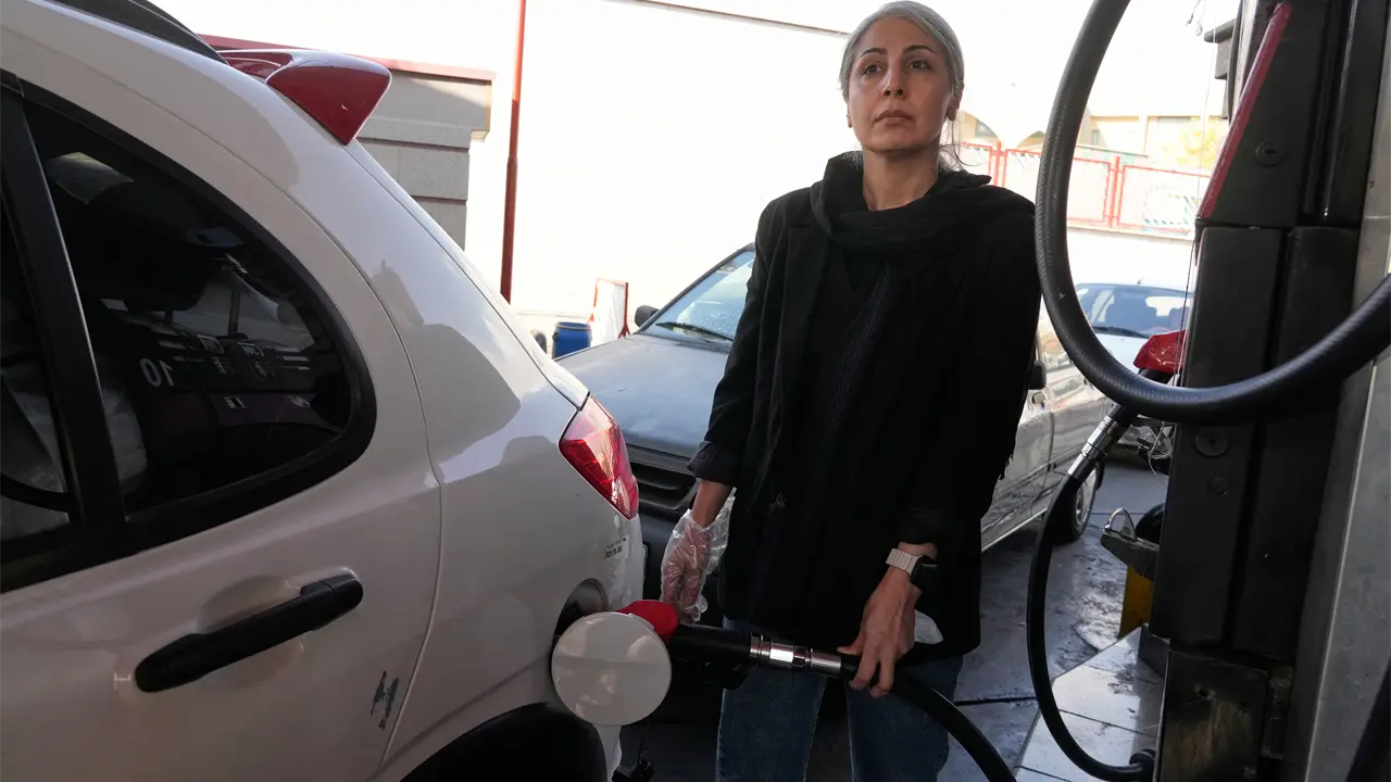 Irán introduce nuevo nivel de precios para la gasolina
