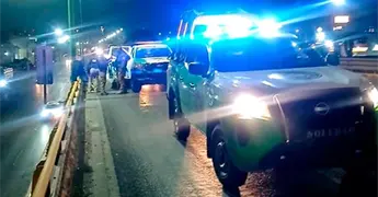 La salvan de  aventarse de un puente en la &acute;57