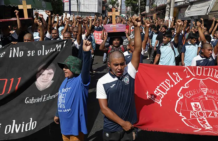 Marchan estudiantes de Ayotzinapa