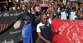 Marchan estudiantes de Ayotzinapa
