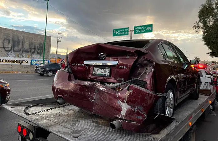 Por alcance, impactan en puente Los Pinos