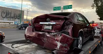 Por alcance, impactan en puente Los Pinos 