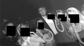 Publican fotos de Trump rodeado de varias mujeres Publican fotos de Trump rodeado de varias mujeres