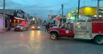 Rescatan bomberos a can atorado en una reja