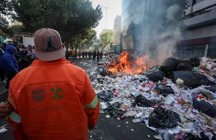 Trabajadores de limpia protestan tirando basura