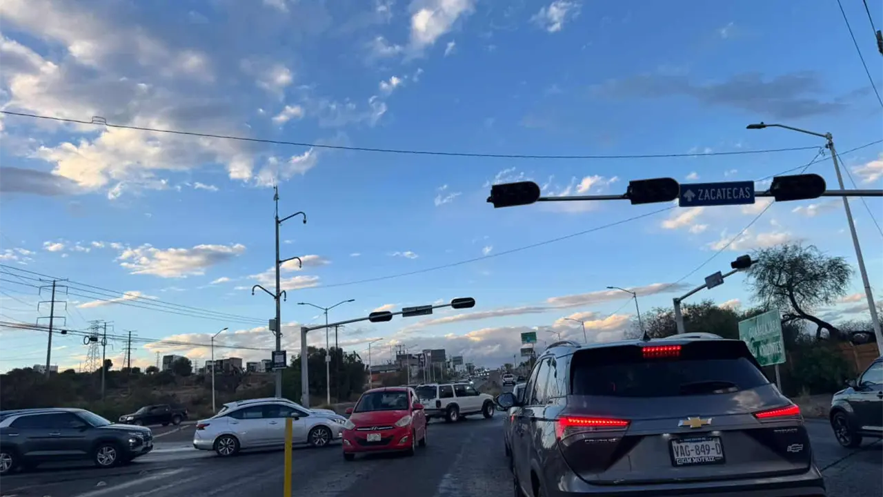 Vecinos de Lomas reportan apagón en varios sectores; semáforos fuera de servicio