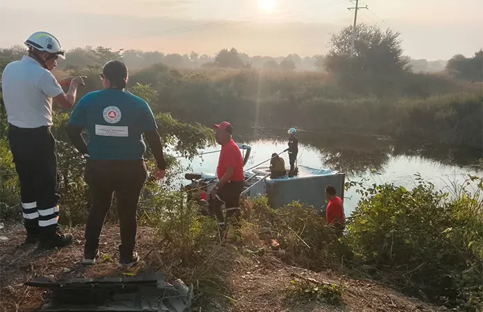 Vuelca camioneta y acaba dentro de una laguna