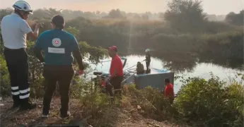 Vuelca camioneta y acaba dentro de una laguna