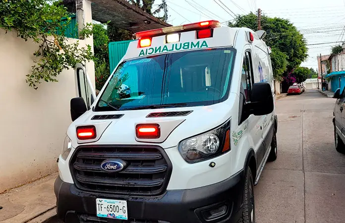 Adulto mayor cae de una escalera