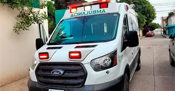 Adulto mayor cae de una escalera