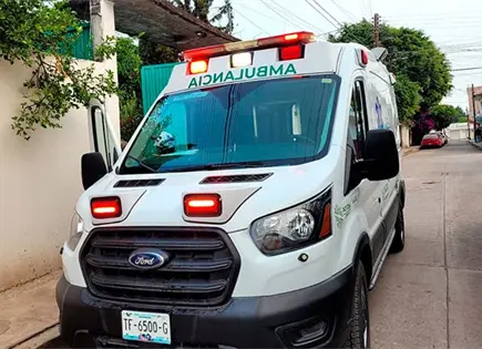 Adulto mayor cae de una escalera