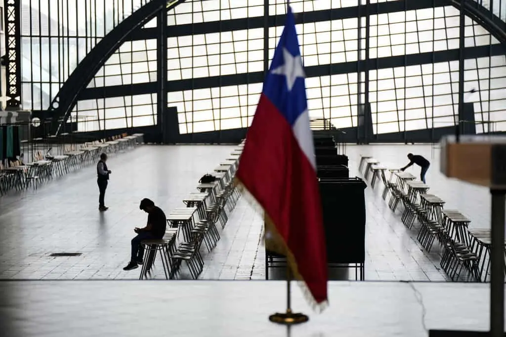 Chile vota en balotaje presidencial entre comunista y ultraderechista