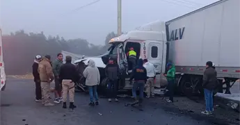 Choque entre tr&aacute;ileres deja un lesionado en Villa de Arriaga