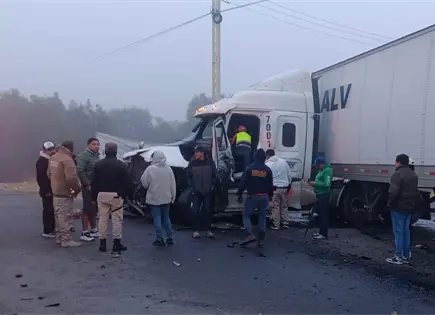 Choque entre tráileres deja un lesionado en Villa de Arriaga Choque entre tráileres deja un lesionado en Villa de Arriaga