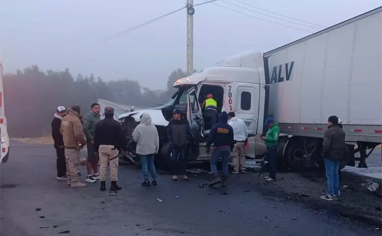 Choque entre tráileres deja un lesionado en Villa de Arriaga Choque entre tráileres deja un lesionado en Villa de Arriaga