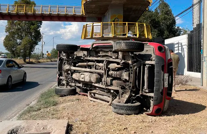 Conductor resulta herido al volcar una camioneta