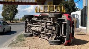 Conductor resulta herido al volcar una camioneta