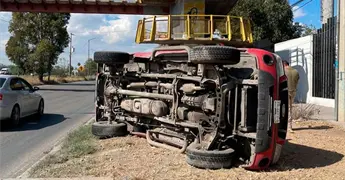 Conductor resulta herido al volcar una camioneta