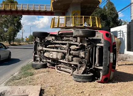 Conductor resulta herido al volcar una camioneta Conductor resulta herido al volcar una camioneta