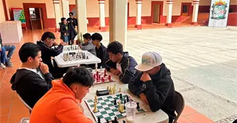 Destacan alumnos en torneo de ajedrez