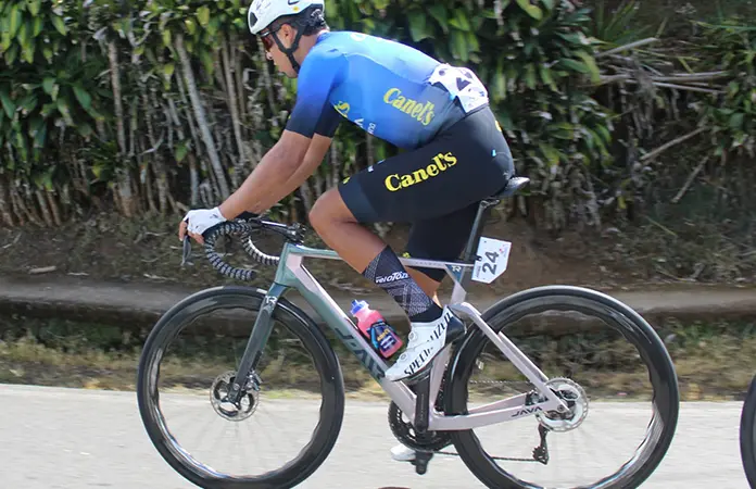 Efrén Santos termina 4to.