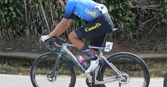 Efrén Santos termina 4to.