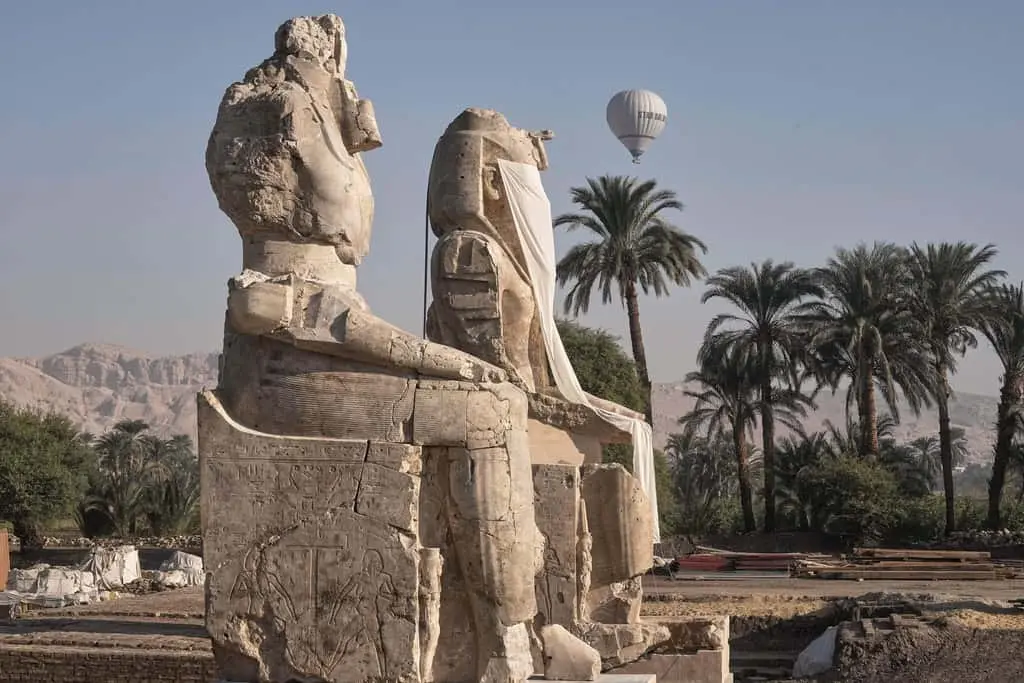 Egipto revela estatuas colosales restauradas de Amenhotep III en Luxor