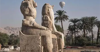 Egipto revela estatuas colosales restauradas de Amenhotep III en Luxor