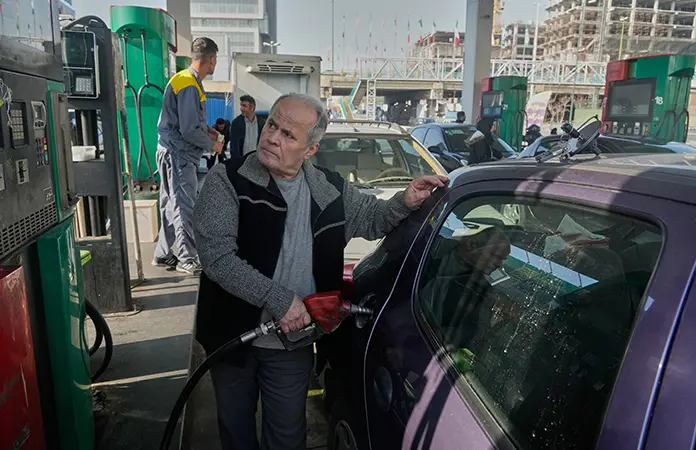 Irán eleva los precios de la gasolina