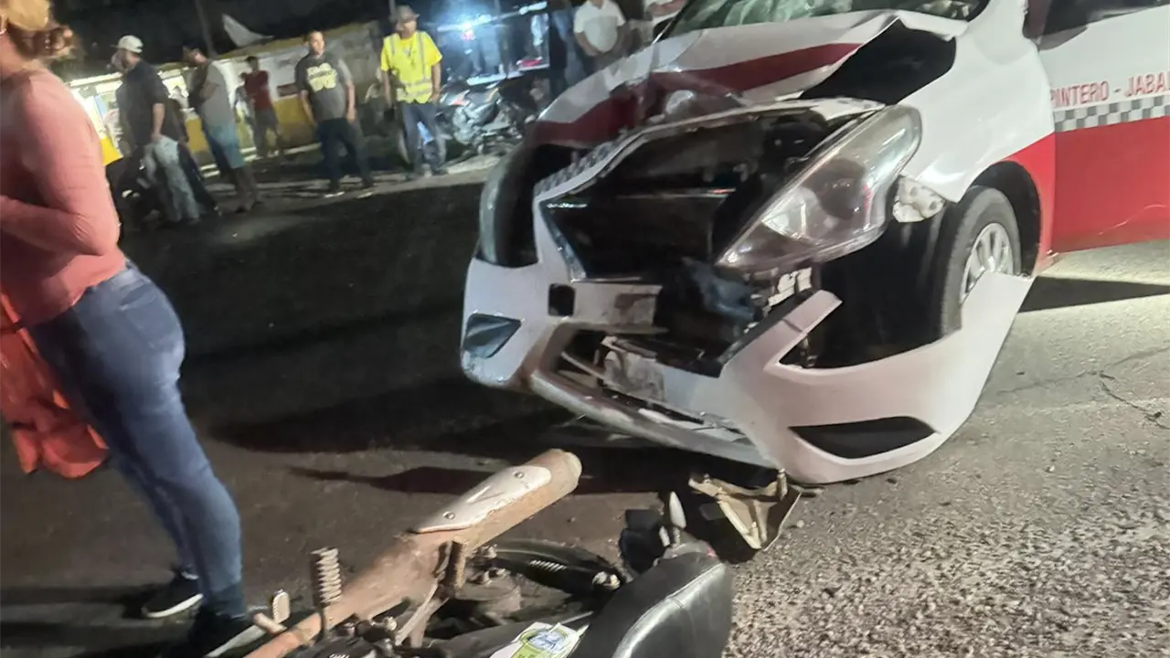 Muere joven motociclista tras choque con taxi