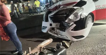 Muere joven motociclista tras choque con taxi