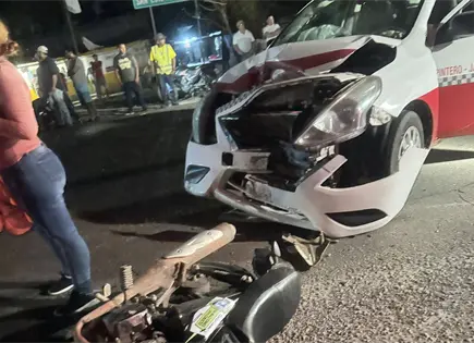 Muere joven motociclista tras choque con taxi