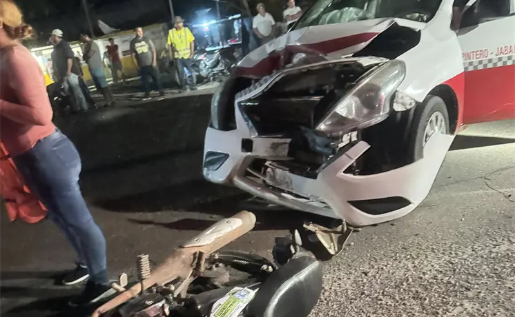 Muere joven motociclista tras choque con taxi Muere joven motociclista tras choque con taxi