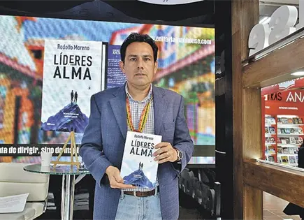 Rodolfo Moreno present&oacute; L&iacute;deres con Alma en la FIL