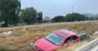 Solo da&ntilde;os tras salida de camino en la carretera 57