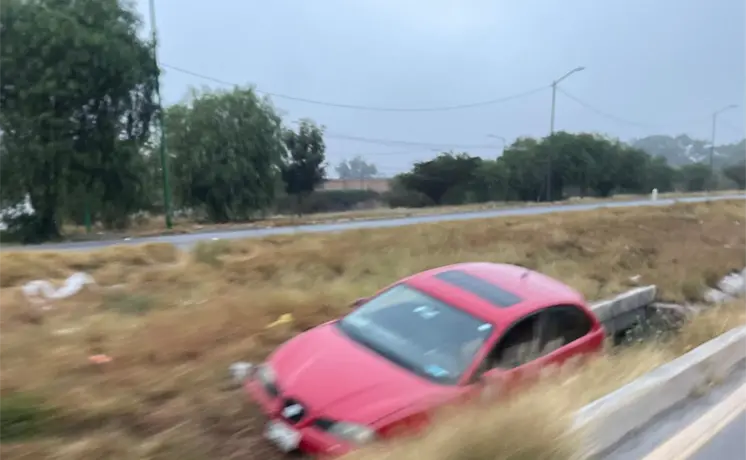 Solo daños tras salida de camino en la carretera 57 Solo daños tras salida de camino en la carretera 57