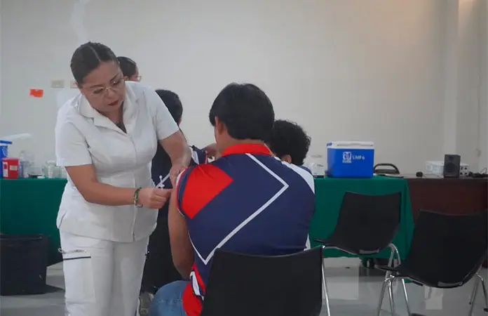 Vacunan a alumnos contra el VPH