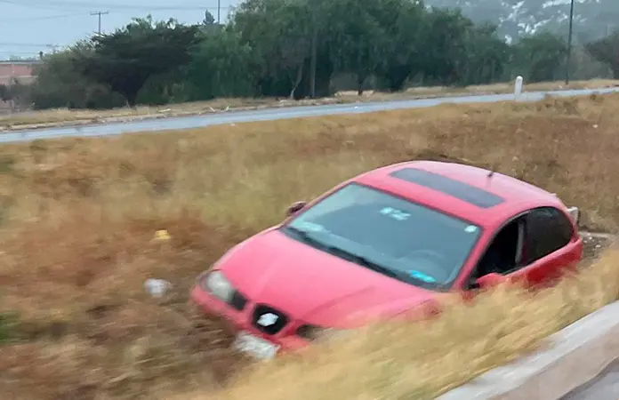 Carro acaba en cuneta de carretera a México