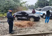 Conductor es embestido en cruce ferroviario